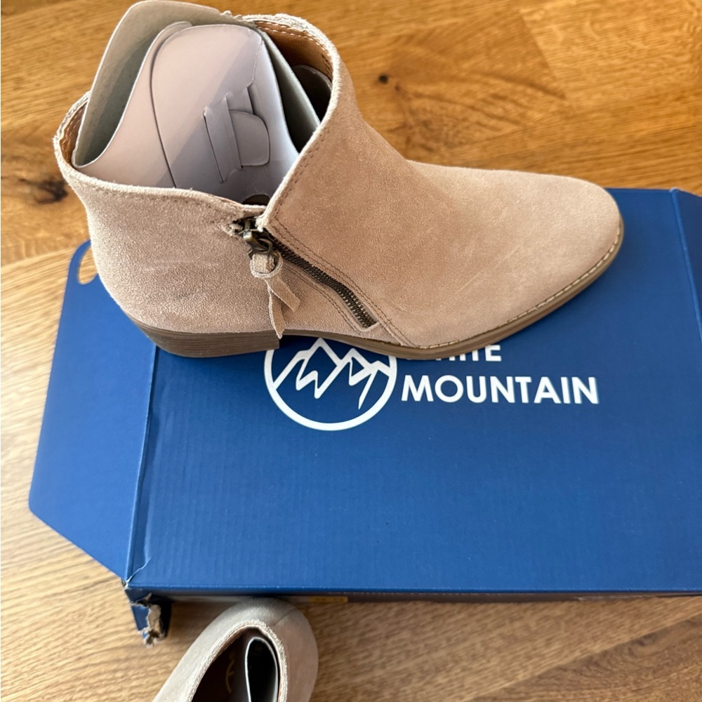 White Mountain genuine leather tan bootie. 8.5M - Picture 4 of 5